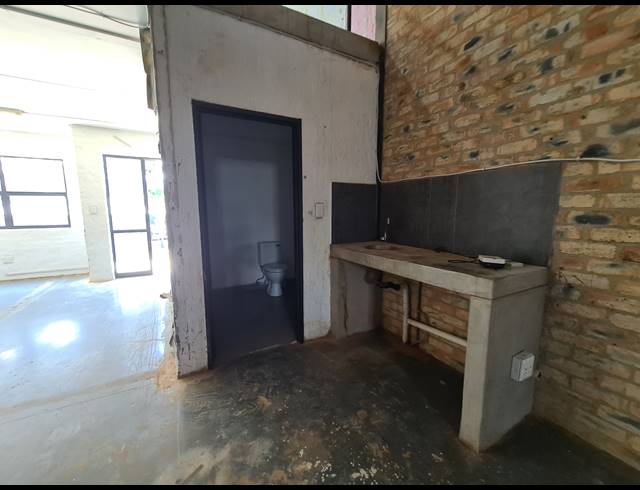 140M² WAREHOUSE TO LET IN PRESIDENT PARK